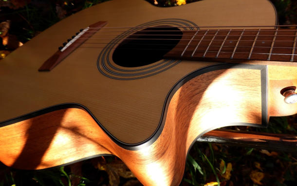 Gitarren mit Cutaway sind häufig E-Akustikgitarren (also mit Tonabnehmer)